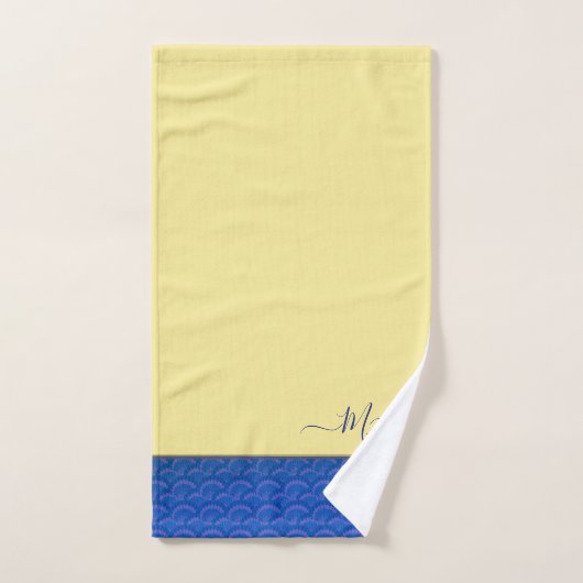 Modern Yellow Coastal Blue Seashell Monogram Bad Handdoek (Handdoek)