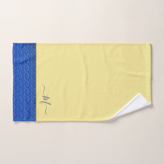 Modern Yellow Coastal Blue Seashell Monogram Bad Handdoek (Handdoek)