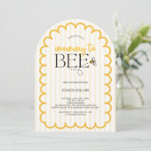 Modern Yellow Script Arch Mama naar Bee Baby showe Kaart (Staand voorkant)