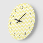 Modern Yellow White Chevron Clock - grijze getalle Grote Klok (Hoek)