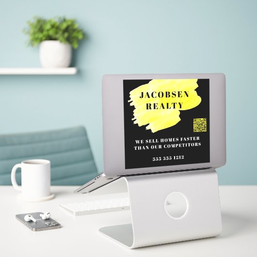 Modern Zwart Geel Zakelijk QR Code Marketing Sticker (Laptop op bureau)