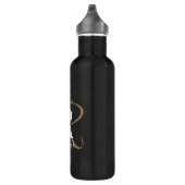 Modern Zwart Goud Script Monogram Naam Waterfles (Rechts)