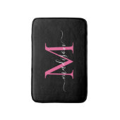 Modern zwart magenta roze monogram script elegant badmat (Voorkant Verticaal)