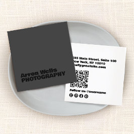 Modern Zwart op zwart Vetgedrukte Typografie QR-co Vierkante Visitekaartje