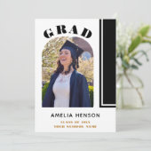 Modern Zwart Wit Afstudeerder Foto Afstuderen Aankondiging (Staand voorkant)