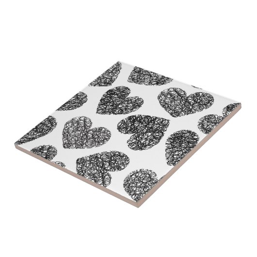 Modern zwart-wit Doodle Hearts Pattern Tegeltje (Zijkant)