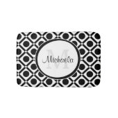 Modern zwart-wit geometrisch monogram en naam badmat (Voorkant)