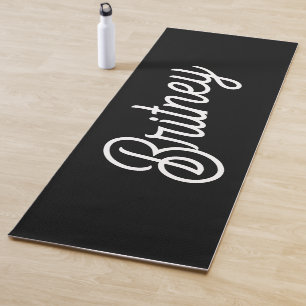 Modern zwart wit gepersonaliseerd monogram en naam yogamat