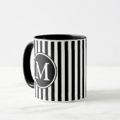 Modern zwart-wit gestreept monogram mok (Voorkant links)