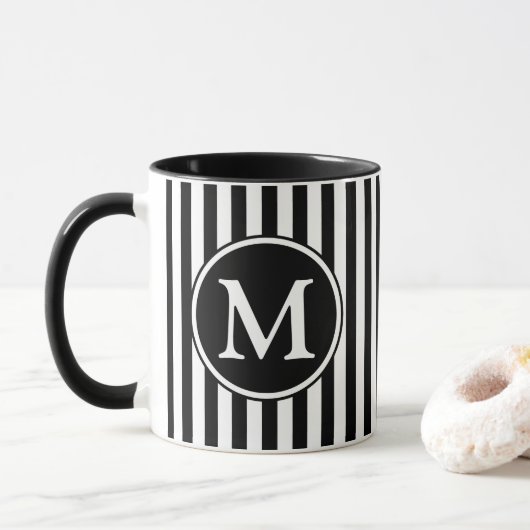 Modern zwart-wit gestreepte monogram mok (Met donut)