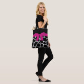 Modern zwart wit luipaard print roze lint tote bag (Op model)
