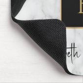 Modern Zwart Wit Marmeren Goud Initiaal Monogram Muismat (Hoek)