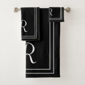Modern zwart-wit monogram bad handdoek (Insitu)