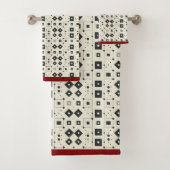 Modern zwart wit rood geometrisch patroon bad handdoek (Insitu)