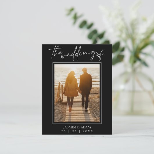 Modern Zwart Wit Script Foto Bruiloft uitnodiging (Staand voorkant)
