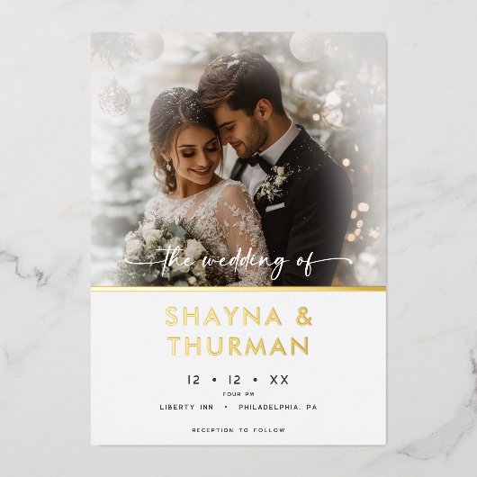 Modern zwart wit script foto minimale bruiloft folie uitnodiging (Voorkant)