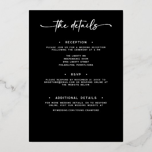 Modern zwart wit script foto minimale bruiloft folie uitnodiging (Achterkant)