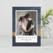 Moderne aangepaste foto elegante script bruiloft kaart (Staand voorkant)