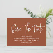 Moderne Aarde Terracotta Calligrafie Scan QR Code Save The Date (Staand voorkant)