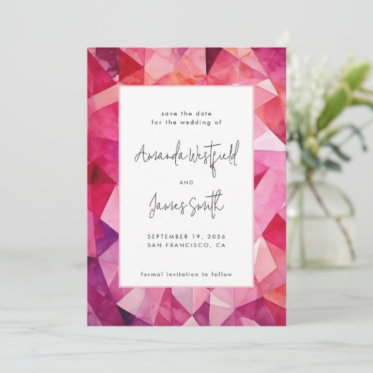 Moderne Abstracte magenta hotroze bruiloft Save The Date (Staand voorkant)