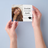 Moderne afstudeerfeest Save the Date Flyer (Hand)