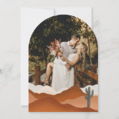 Moderne Arch Boho Desert Mountain Trouwfoto Kaart (Achterkant)
