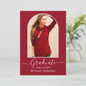 Moderne Arch Calligraphy Red Graduation Party Kaart (Staand voorkant)