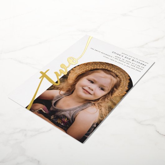 Moderne Arch Photo Vertical Script 2e verjaardag Folie Uitnodiging (Gedraaid)