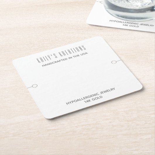 Moderne armband display wit vierkante kartonnen onderzetter (Schuin)