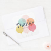 Moderne ballonhoop bedankt vierkante sticker (Envelop)