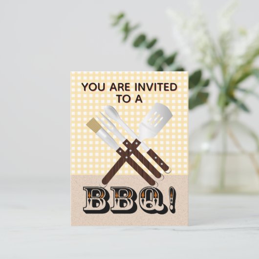 Moderne Barbecue Gereedschap op Gingham Uitnodiging Briefkaart (Staand voorkant)