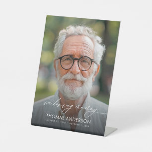 Moderne begrafenisfoto in liefdevolle herinnering reclamebord met voetstuk