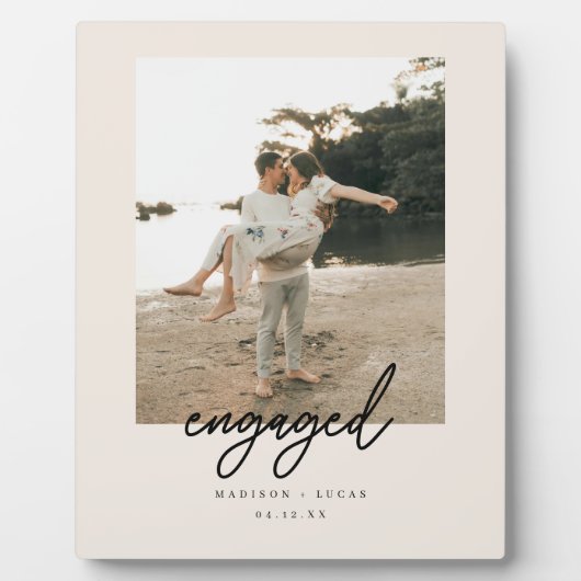 Moderne Beige Script "Verloofd" Foto Fotoplaat (Voorkant)