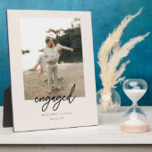 Moderne Beige Script "Verloofd" Foto Fotoplaat (Zijkant)