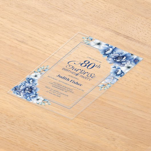 Moderne Blauwe Bloemen Verrassing 80ste Verjaardag Acryl Uitnodigingen (Laagn)