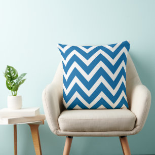 Moderne blauwe en witte chevron strepen kussen