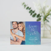 Moderne Blauwe Foto Budget Bruiloft Save the Date Aankondigingskaart (Staand voorkant)
