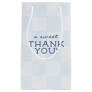 Moderne blauwe geruite baby shower klein cadeauzakje
