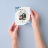 Moderne Blauwe Hortensia Huwelijksuitnodiging QR C Flyer (Hand)