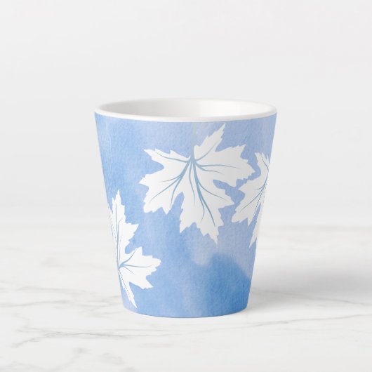 Moderne blauwe waterverf en witte paardenbladeren latte mok (Voorkant)