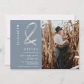 Moderne blauwe zilverkleurige foto, waarop de datu save the date (Voorkant)