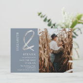 Moderne blauwe zilverkleurige foto, waarop de datu save the date (Staand voorkant)