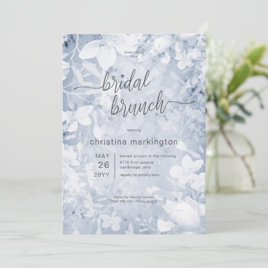 Moderne Bloemen Blauw & Wit Bruids Brunch Kaart (Staand voorkant)