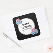 Moderne bloemige elegante zwarte  vierkante sticker (Envelop)