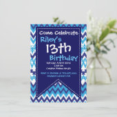 Moderne Blue Chevron Invitations de fête d'anniver (Debout devant)