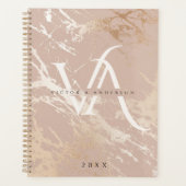 Moderne Blush Pink Marble White Monogram Aangepast Planner (Voorkant)