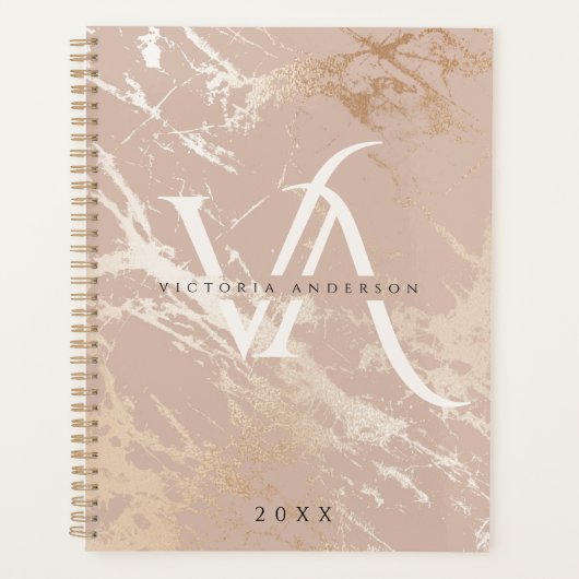 Moderne Blush Pink Marble White Monogram Aangepast Planner (Voorkant)