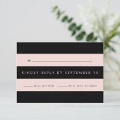 Moderne Blush rose et noir rayure RSVP (Debout devant)