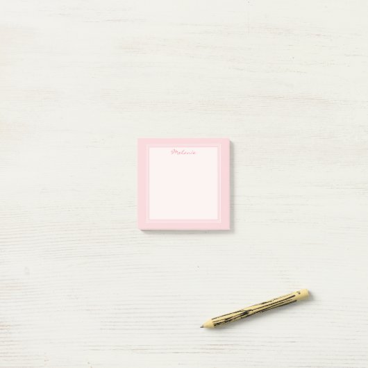Moderne Blush Roze Wit Rand Script Post-it® Notes (Op bureau)