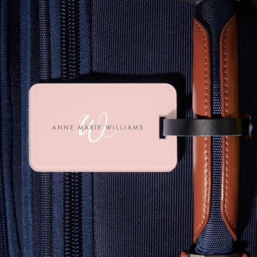 Moderne Blush Roze Witte Script Monogram Bagagelabel (Achterkant Insitu 2)
